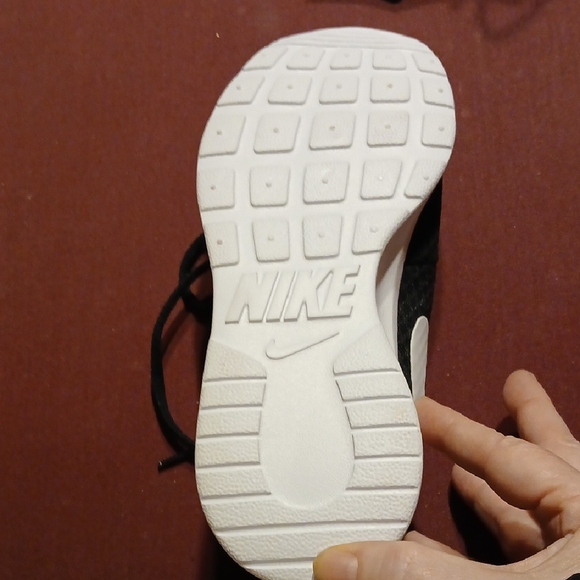 Nike Women's Black and White Sneakers NWT...retail 56.00. Size 6 - Picture 3 of 5